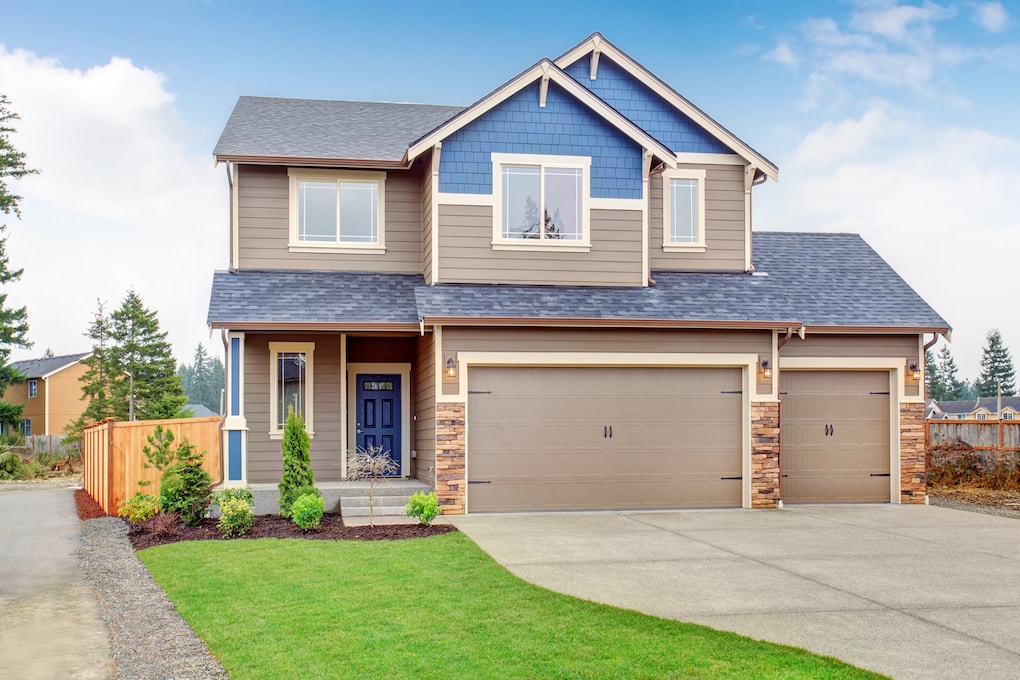 traditional style home with garage and driveway.